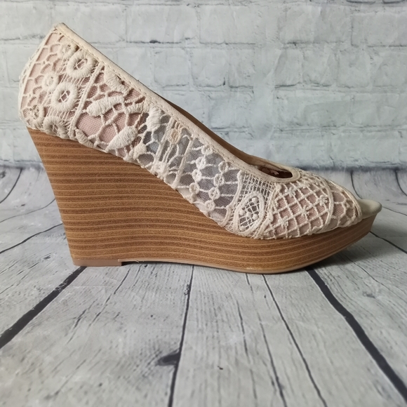 American Eagle Outfitters Shoes - EUC American Eagle lacy wedge heels - 9
